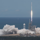 Un cohete Falcon 9 de SpaceX despega desde el Centro Espacial Kennedy de la NASA.